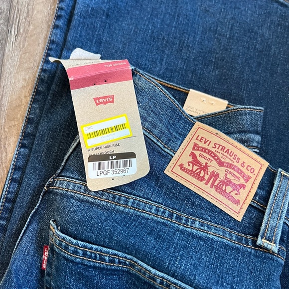 Levi's® Women's Ultra-High Rise Ribcage Flare Jeans - A NY Moment 28x32 - Picture 4 of 6